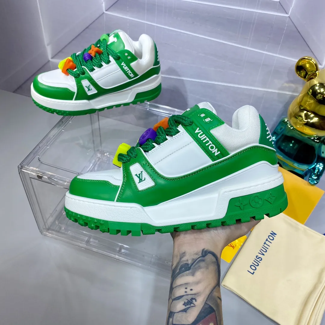 👟👟Ex-factory price 840 𝙇𝙑 𝟐𝟎𝟐4/𝐒𝐒 𝐧𝐞𝐰 Louis Vuitton catwalk skateboard shoes are popular, LOUIS VUITTON Trainer is undoubtedly one of the most successful Sneakers launched by luxury brands, but the pace of exploration will not stop. LOUISVUITTON will also bring a new series of skateboard shoes in the spring of 2023. The new series in the picture returns to the 90s Chunky Skate Shoes bread shoes, with leather and mesh uppers. The fat silhouette and thick shoelaces are very eye-catching. It is expected to have quite a few colors like the Trainer. Judging from the previous DIOR show skate shoes, this chunky style may be even stronger next year. Size: Female 35-40 Male 39-46